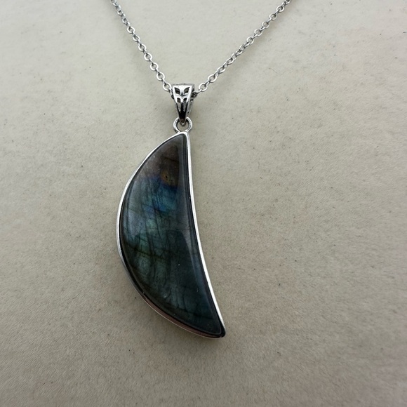 Beautiful Blue and Rainbow Flash Moon Shaped Labradorite Pendant Necklace - Picture 5 of 13